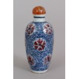 A 19TH/20TH CENTURY CHINESE COPPER-RED & UNDERGLAZE-BLUE PORCELAIN SNUFF BOTTLE & BANDED AGATE