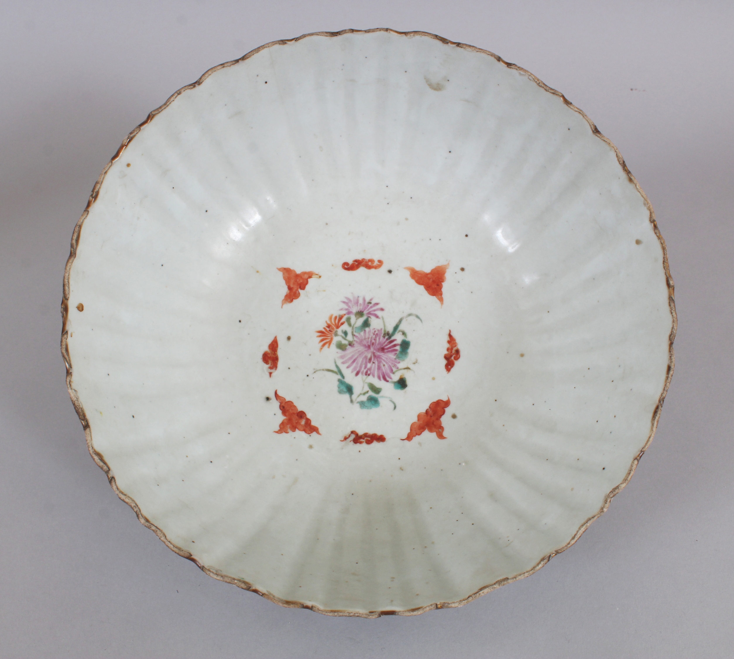 AN UNUSUAL EARLY 18TH CENTURY CHINESE FAMILLE ROSE FLUTED PORCELAIN BOWL, painted with formal - Image 6 of 8