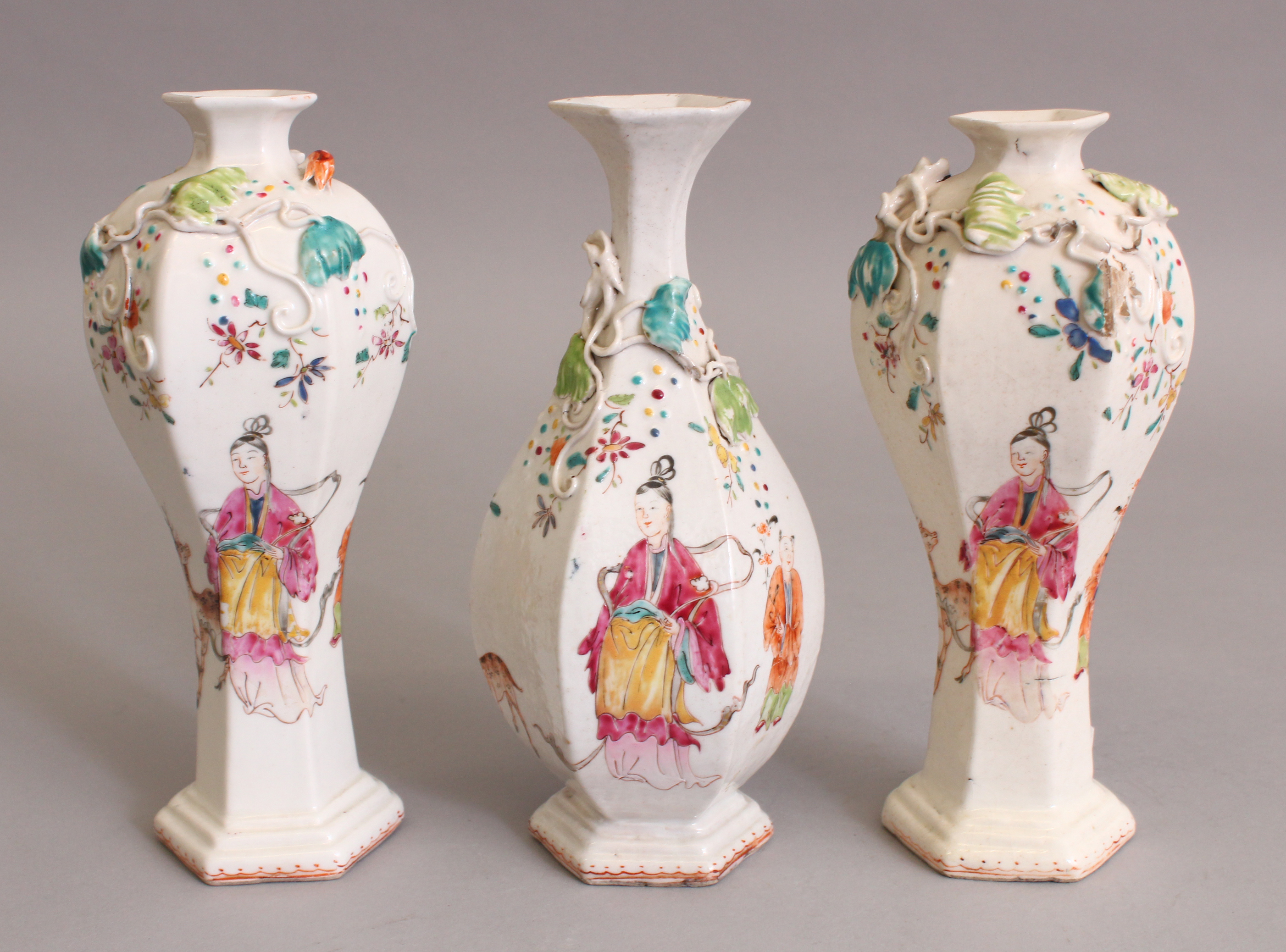 A GOOD 18TH CENTURY CHINESE QIANLONG PERIOD THREE PIECE FAMILLE ROSE MANDARIN SOFT PASTE PORCELAIN