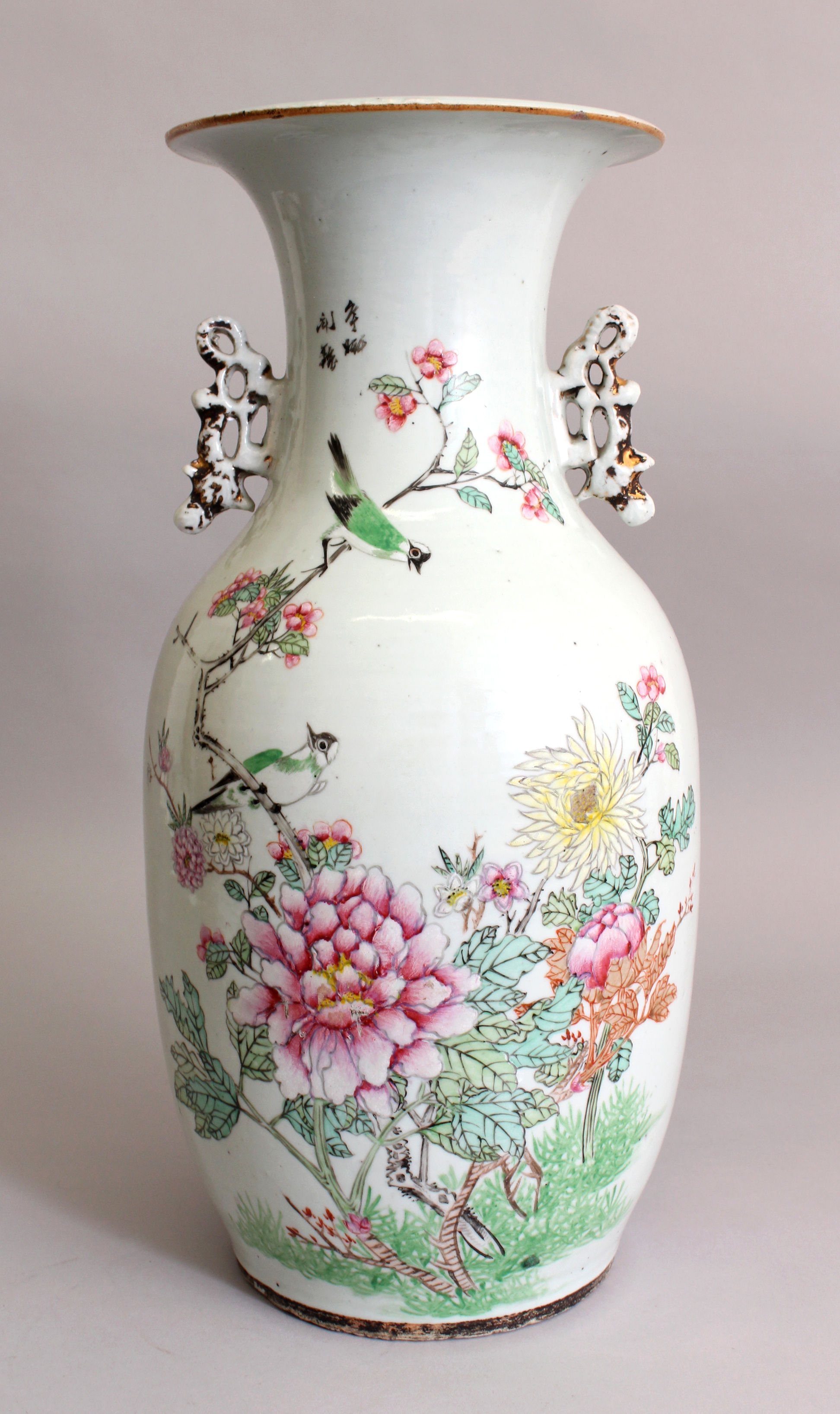 A LARGE CHINESE REPUBLIC PERIOD FAMILLE ROSE PORCELAIN VASE, painted with calligraphy and with a