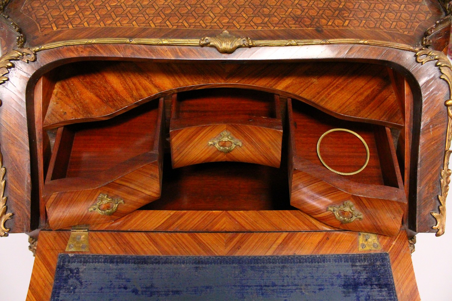 A GOOD 19TH CENTURY FRENCH KINGWOOD, PARQUETRY AND ORMOLU BUREAU, with ornate cast ormolu - Image 6 of 14