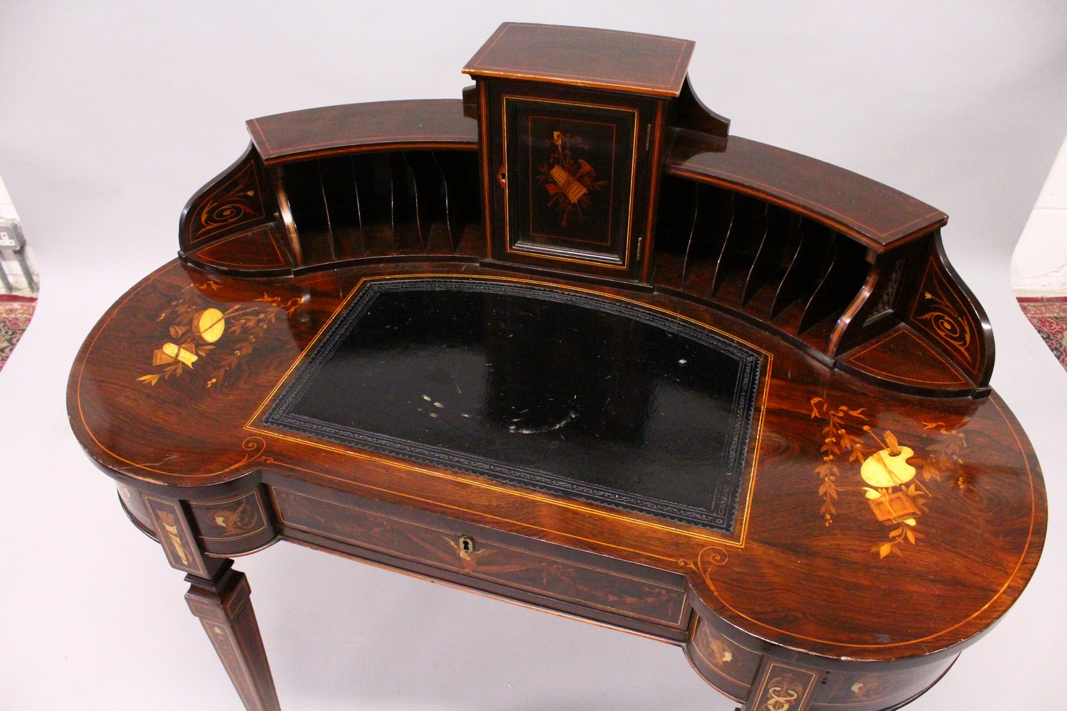 A 19TH CENTURY FRENCH LADIES' ROSEWOOD AND MARQUETRY KIDNEY SHAPE WRITING DESK, the upper section - Image 2 of 8