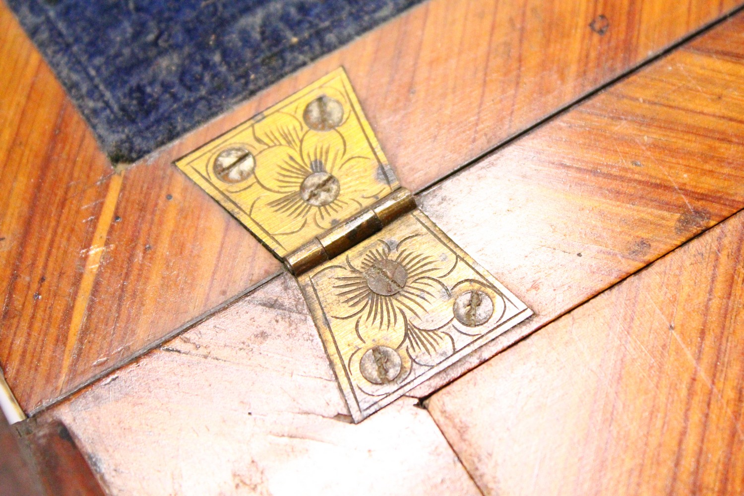 A GOOD 19TH CENTURY FRENCH KINGWOOD, PARQUETRY AND ORMOLU BUREAU, with ornate cast ormolu - Image 7 of 14