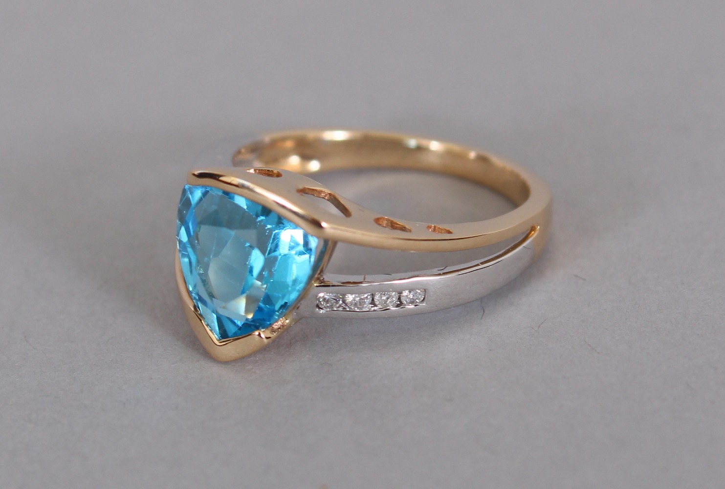 A 14CT WHITE AND YELLOW GOLD TWO TONE RING set with as trillion cut blue topaz approx. 3.23cts. - Image 2 of 2