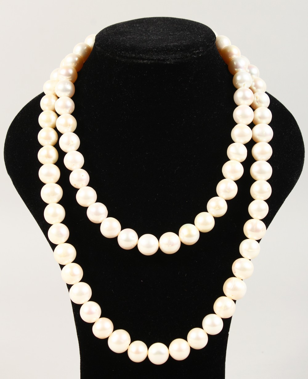 A FINE CULTURED PEARL DOUBLE ROW NECKLACE with 18ct yellow gold clasp.