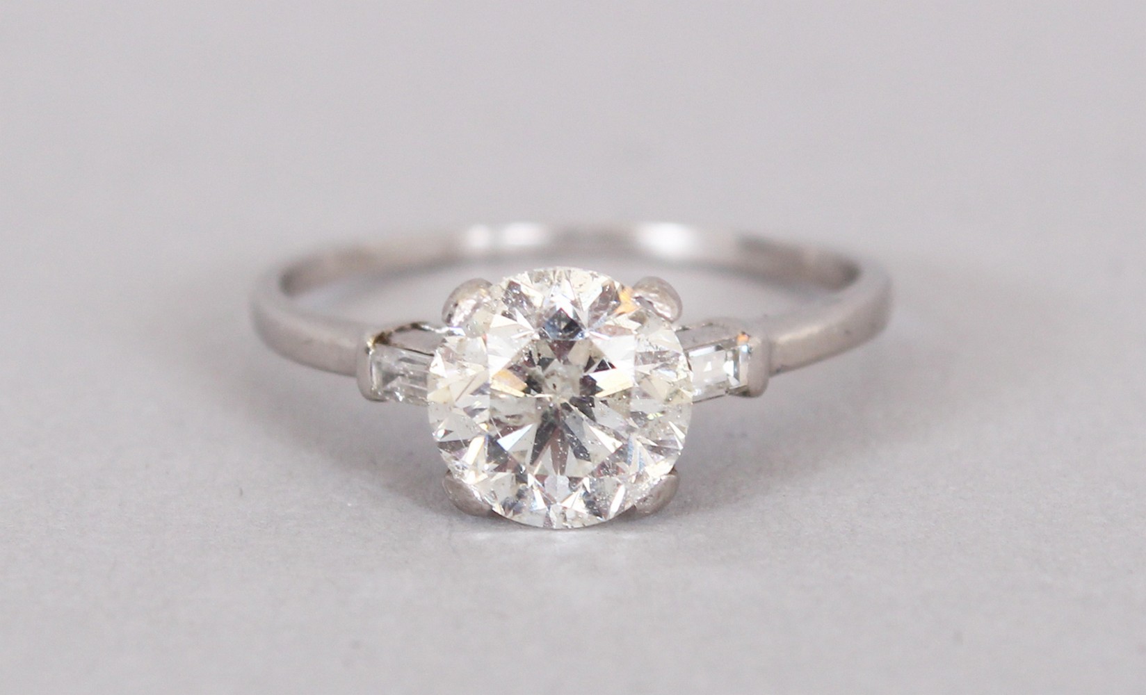 AN 18CT WHITE GOLD SINGLE STONE DIAMOND RING of 2.1cts approx.