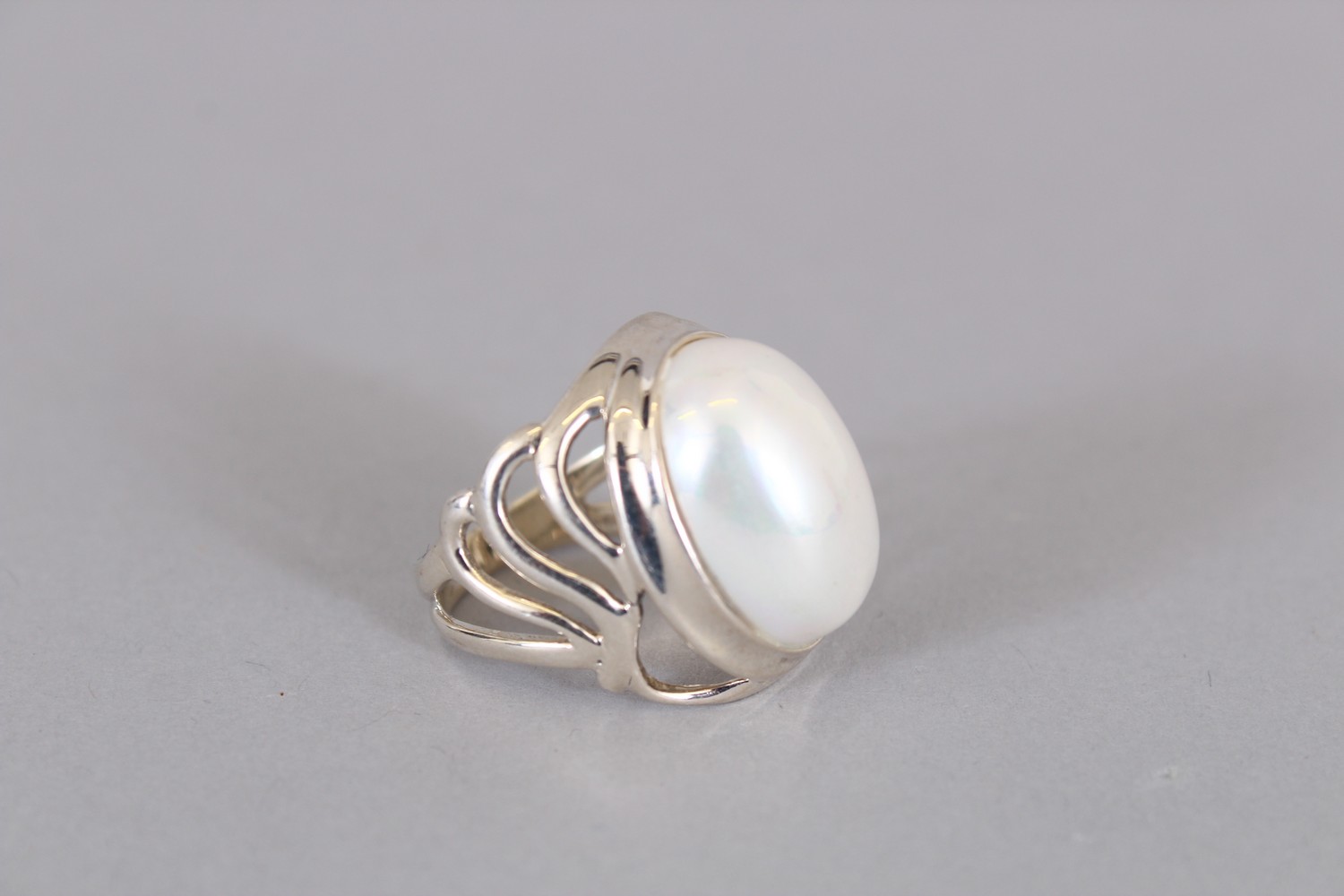 A SILVER AND PEARL RING. - Image 2 of 2