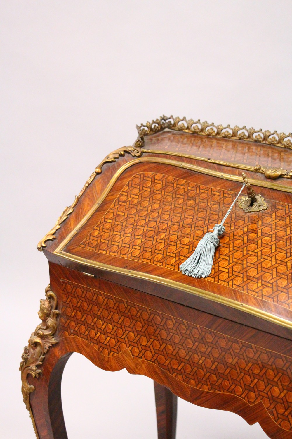 A GOOD 19TH CENTURY FRENCH KINGWOOD, PARQUETRY AND ORMOLU BUREAU, with ornate cast ormolu - Image 14 of 14