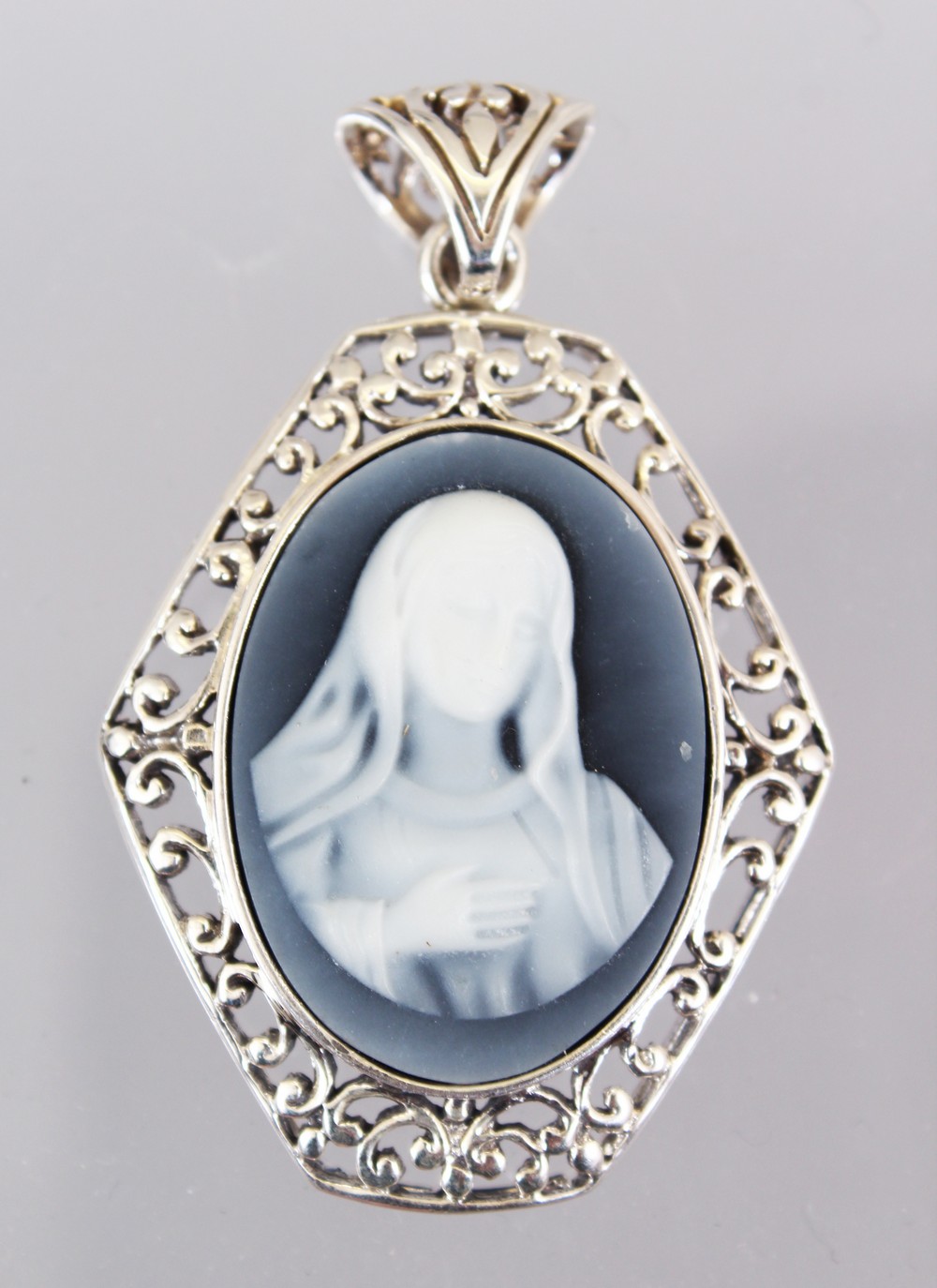 A SILVER AND CAMEO PENDANT.