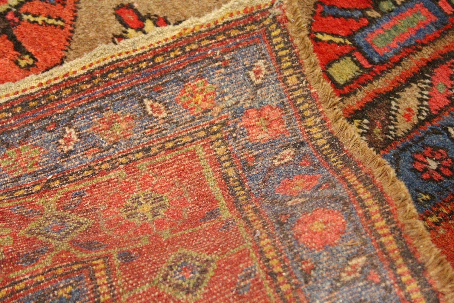 A CAUCASIAN RUG, with six central motifs. 6ft 10ins x 4ft 3ins. - Image 4 of 4