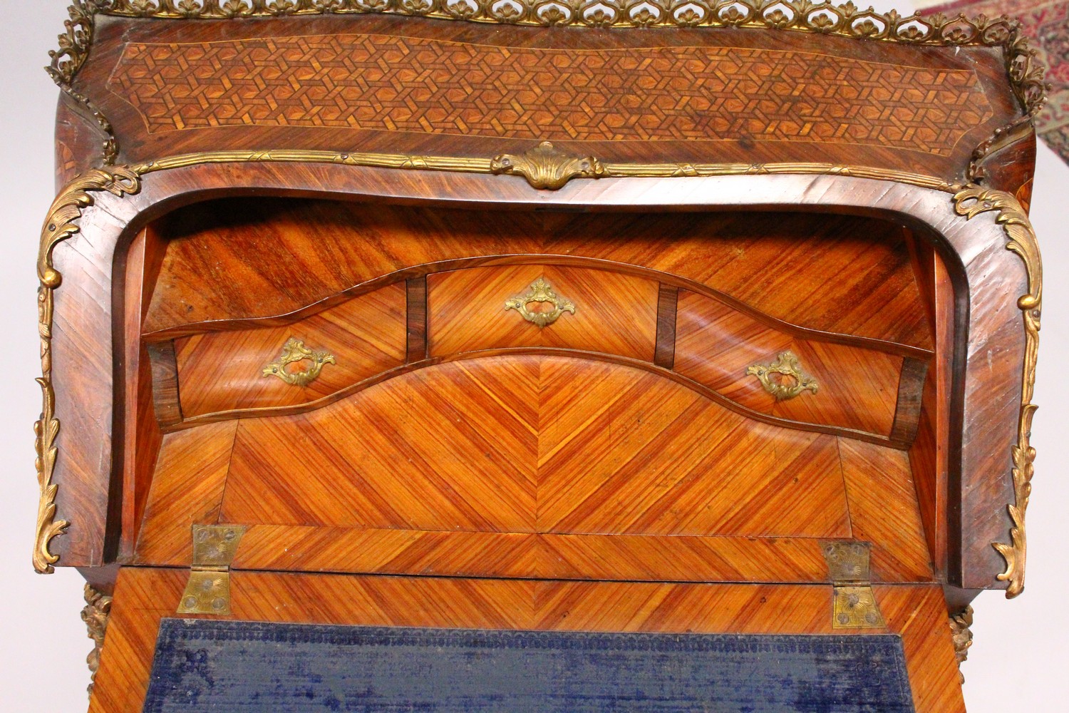 A GOOD 19TH CENTURY FRENCH KINGWOOD, PARQUETRY AND ORMOLU BUREAU, with ornate cast ormolu - Image 5 of 14