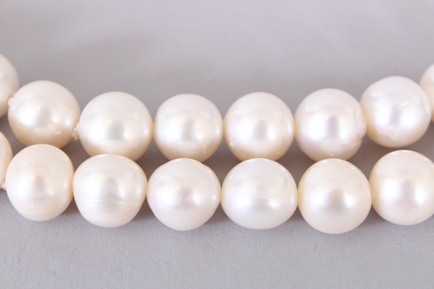 A FINE CULTURED PEARL DOUBLE ROW NECKLACE with 18ct yellow gold clasp. - Image 3 of 4