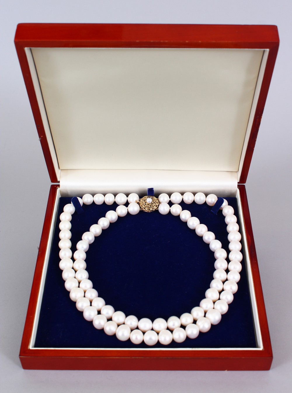 A FINE CULTURED PEARL DOUBLE ROW NECKLACE with 18ct yellow gold clasp. - Image 4 of 4