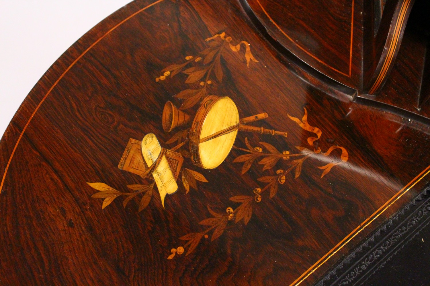 A 19TH CENTURY FRENCH LADIES' ROSEWOOD AND MARQUETRY KIDNEY SHAPE WRITING DESK, the upper section - Image 4 of 8