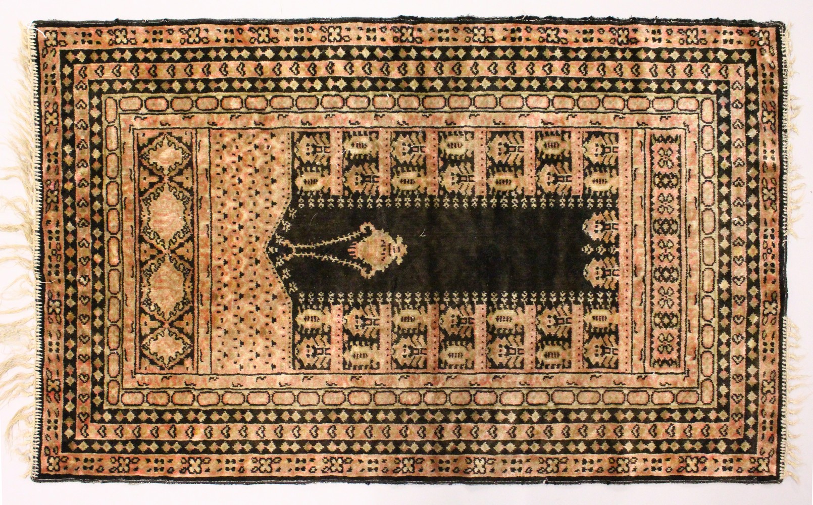 A SMALL PERSIAN PRAYER RUG. 3ft 5ins x 2ft 1ins.