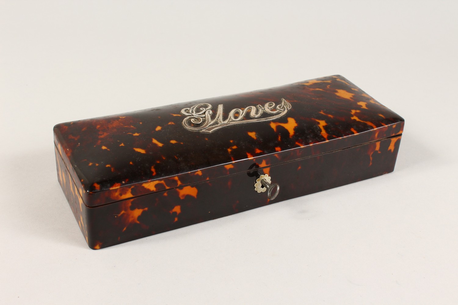 A VICTORIAN RECTANGULAR TORTOISESHELL GLOVE BOX, the lid with "Gloves" in silver. 26cms long. - Image 5 of 9