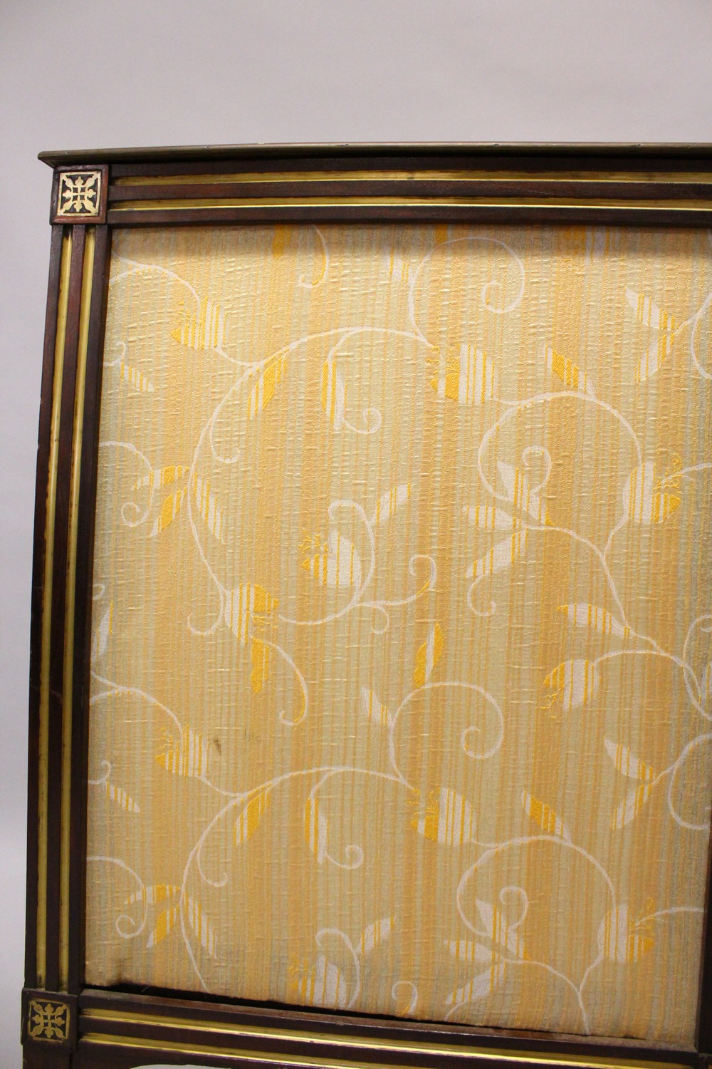 A REGENCY MAHOGANY AND BRASS INLAID FIRE SCREEN with upholstered panel on curving legs. 3ft 8.5ins - Image 4 of 4