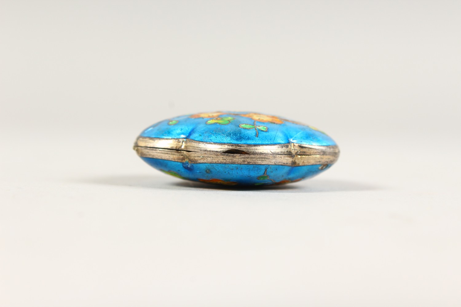 A SILVER AND BLUE ENAMEL SHAPED COMPACT. - Image 4 of 4