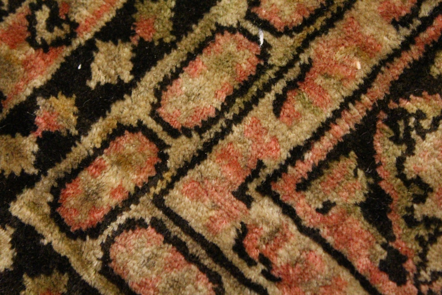 A SMALL PERSIAN PRAYER RUG. 3ft 5ins x 2ft 1ins. - Image 3 of 4