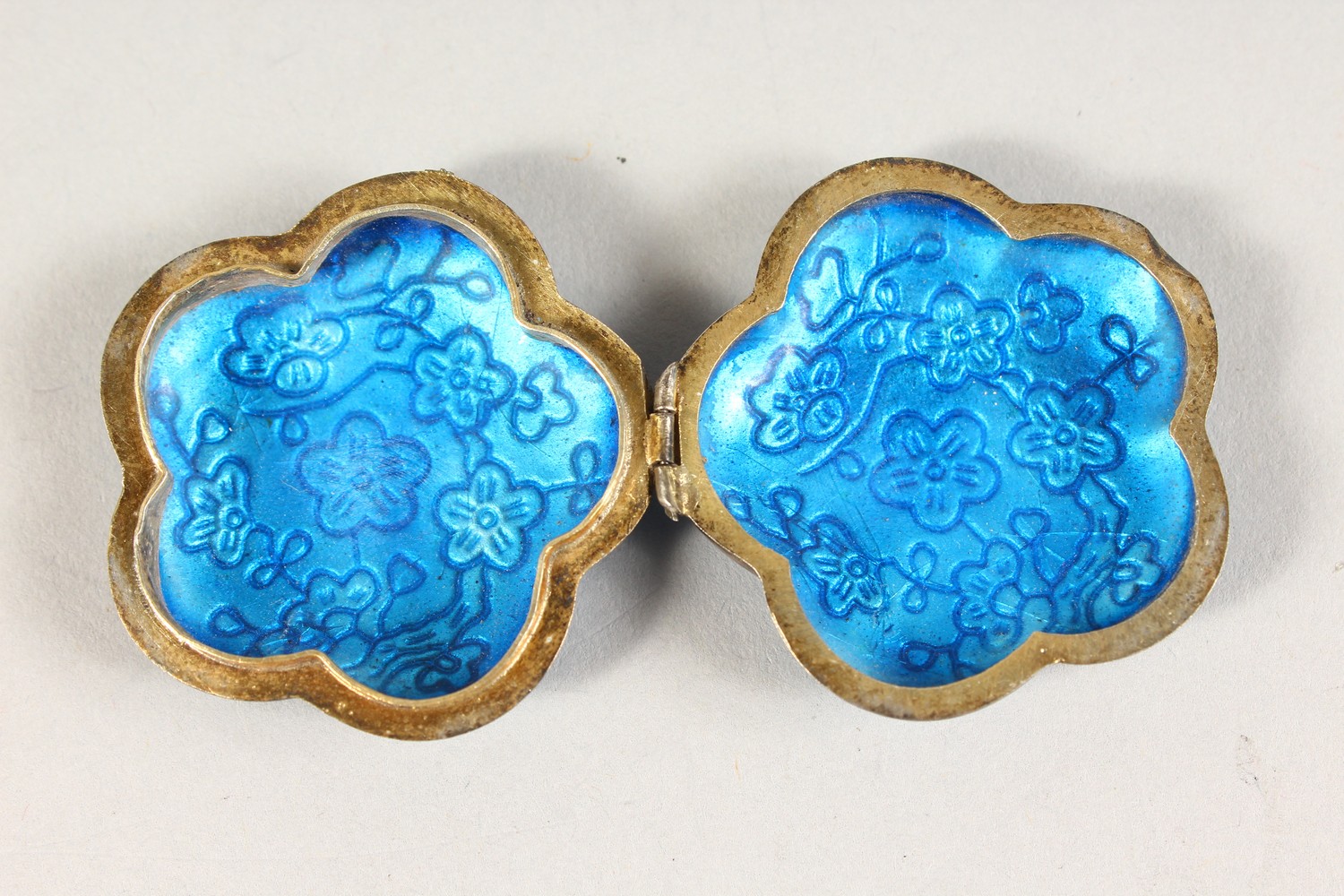 A SILVER AND BLUE ENAMEL SHAPED COMPACT. - Image 2 of 4