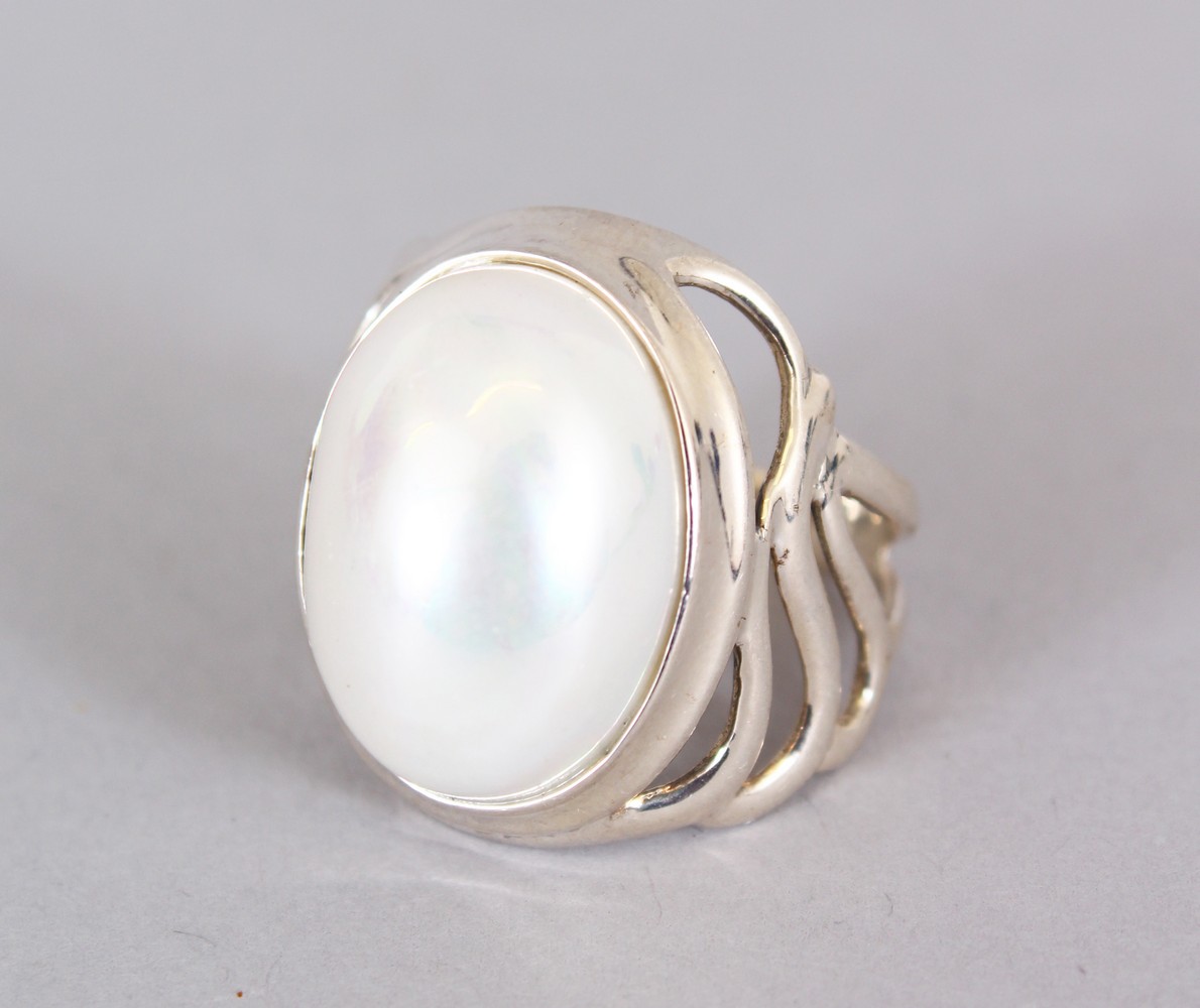 A SILVER AND PEARL RING.