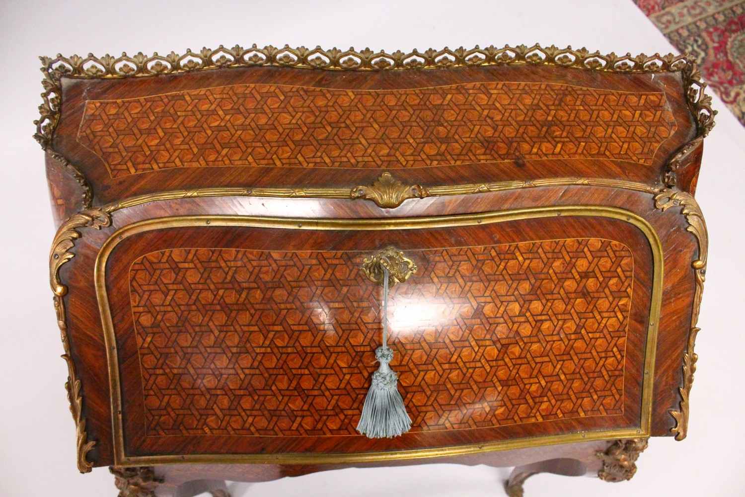 A GOOD 19TH CENTURY FRENCH KINGWOOD, PARQUETRY AND ORMOLU BUREAU, with ornate cast ormolu - Image 12 of 14