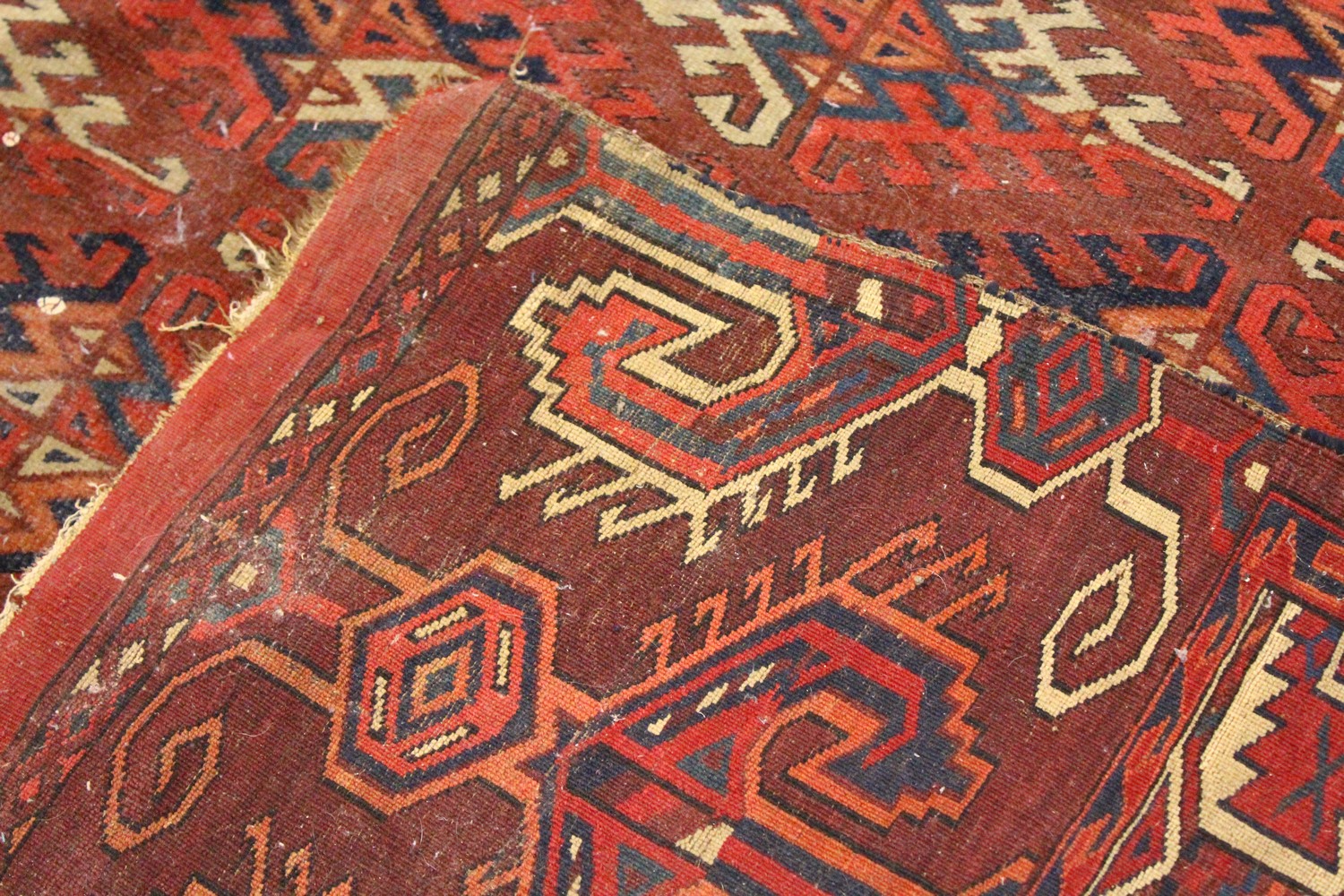 A LARGE BOKHARA CARPET. 10ft x 5ft 9ins. - Image 4 of 4