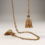 A LONG GILT CHAIN.