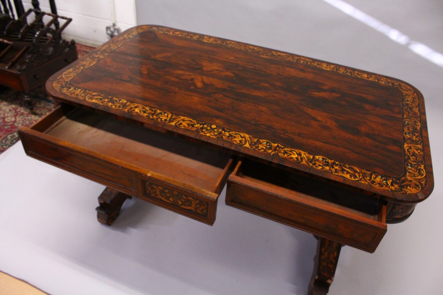 AN EARLY 19TH CENTURY ROSEWOOD AND MARQUETRY LIBRARY TABLE, in the manner of Gillow, the rounded - Image 5 of 16