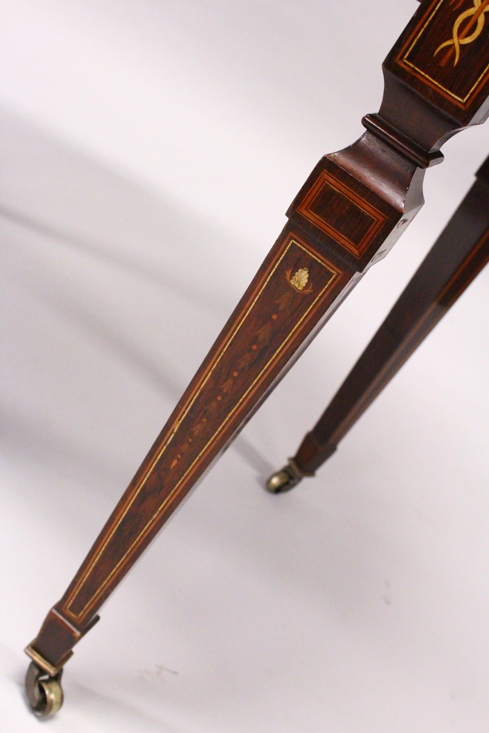 A 19TH CENTURY FRENCH LADIES' ROSEWOOD AND MARQUETRY KIDNEY SHAPE WRITING DESK, the upper section - Image 8 of 8