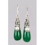 A PAIR OF SILVER AND JADE DROP EARRINGS.