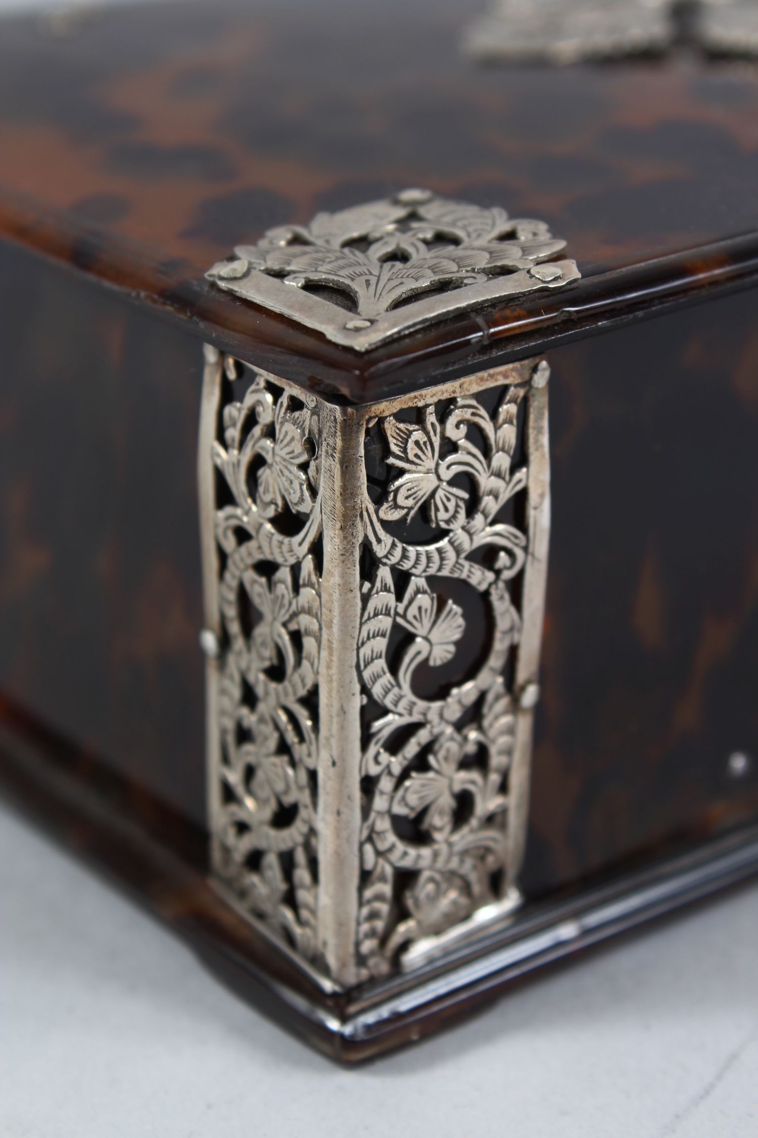 AN 18TH CENTURY DUTCH COLONIAL SRI LANKAN OR BATAVIAN SILVER MOUNTED TORTOISESHELL BOX with silver - Image 3 of 6