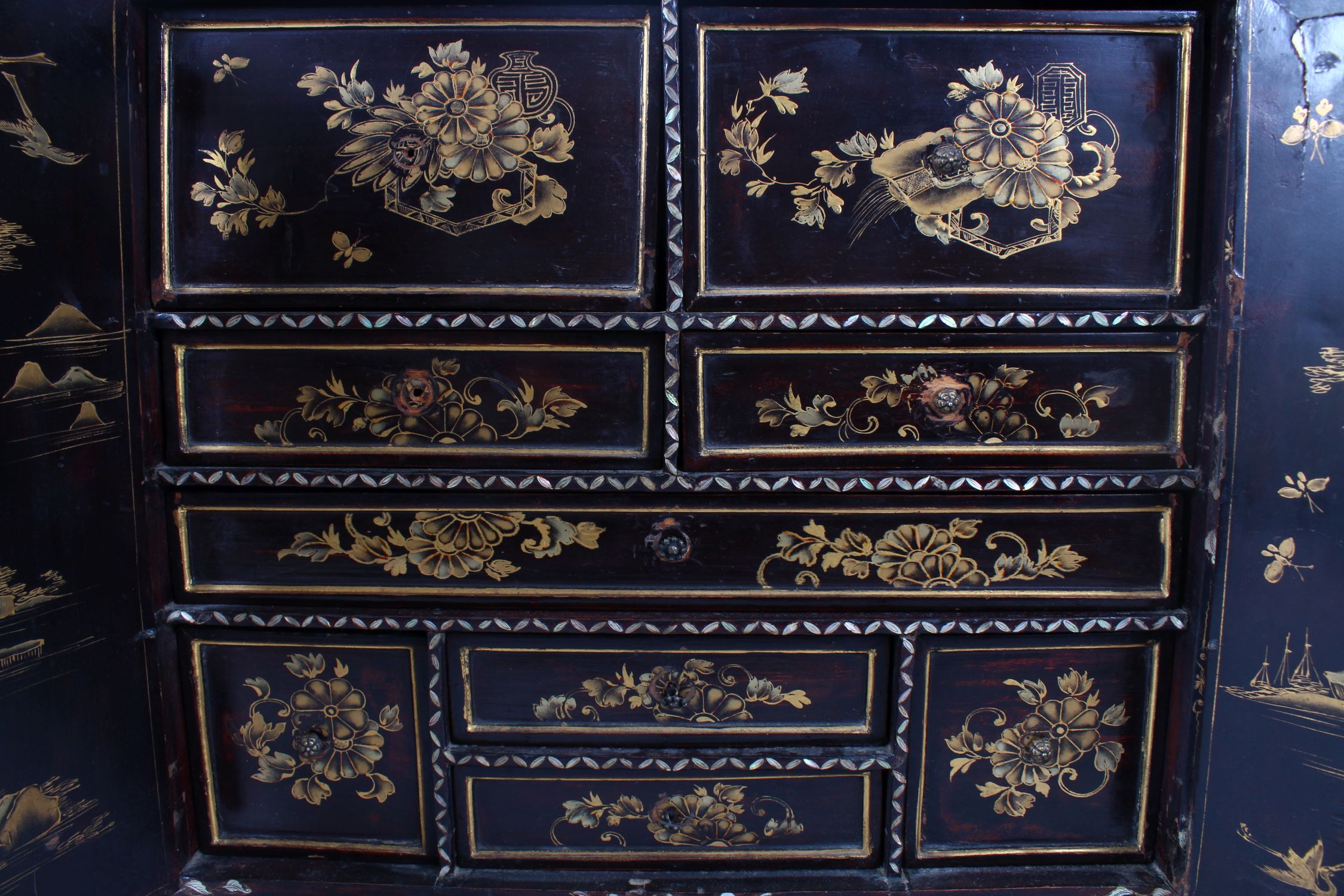 19TH CENTURY CHINESE LACQUER AND MOTHER OF PEARL TABLE CABINET, the double panelled doors open to - Image 6 of 8