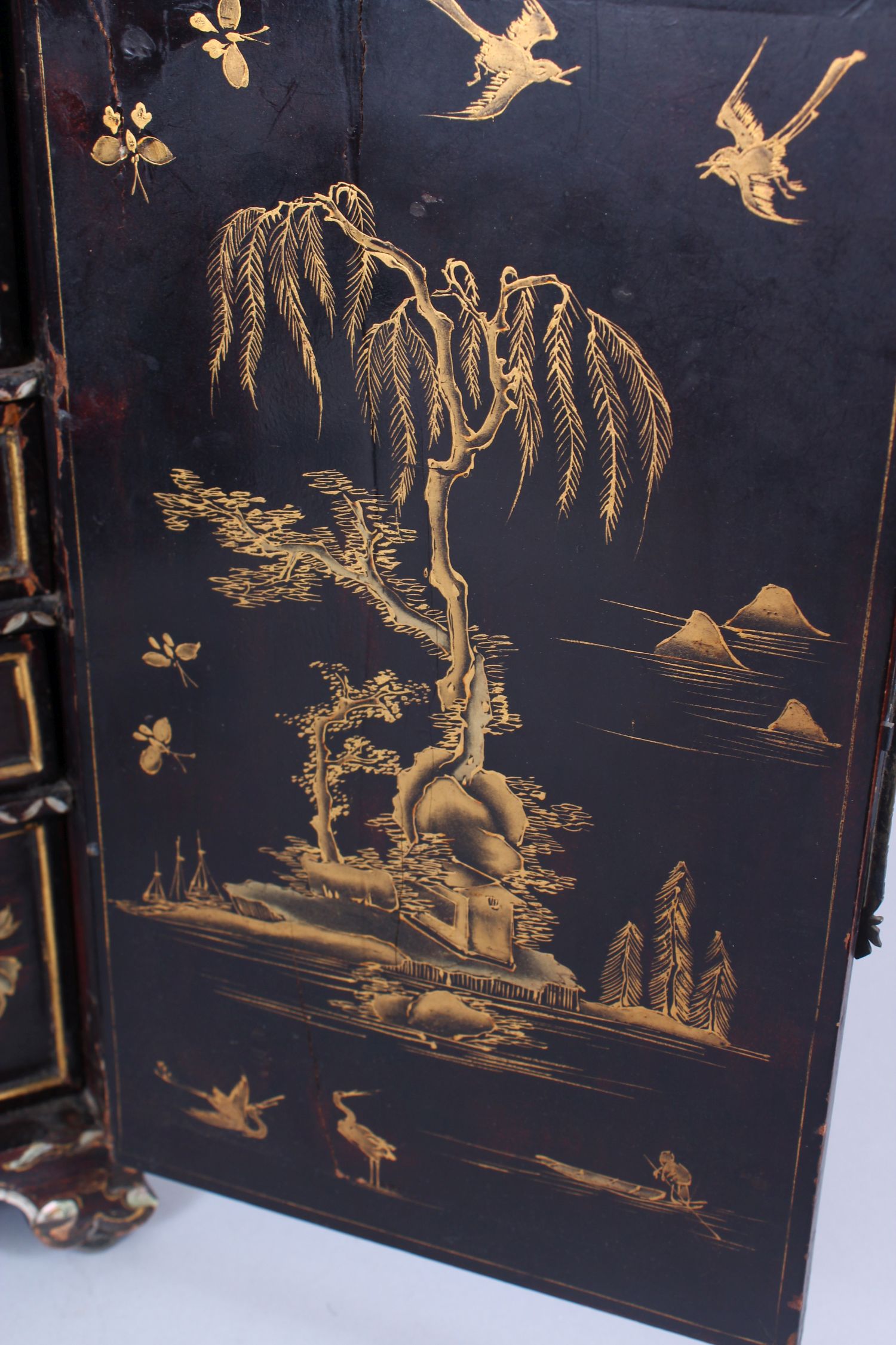 19TH CENTURY CHINESE LACQUER AND MOTHER OF PEARL TABLE CABINET, the double panelled doors open to - Image 4 of 8