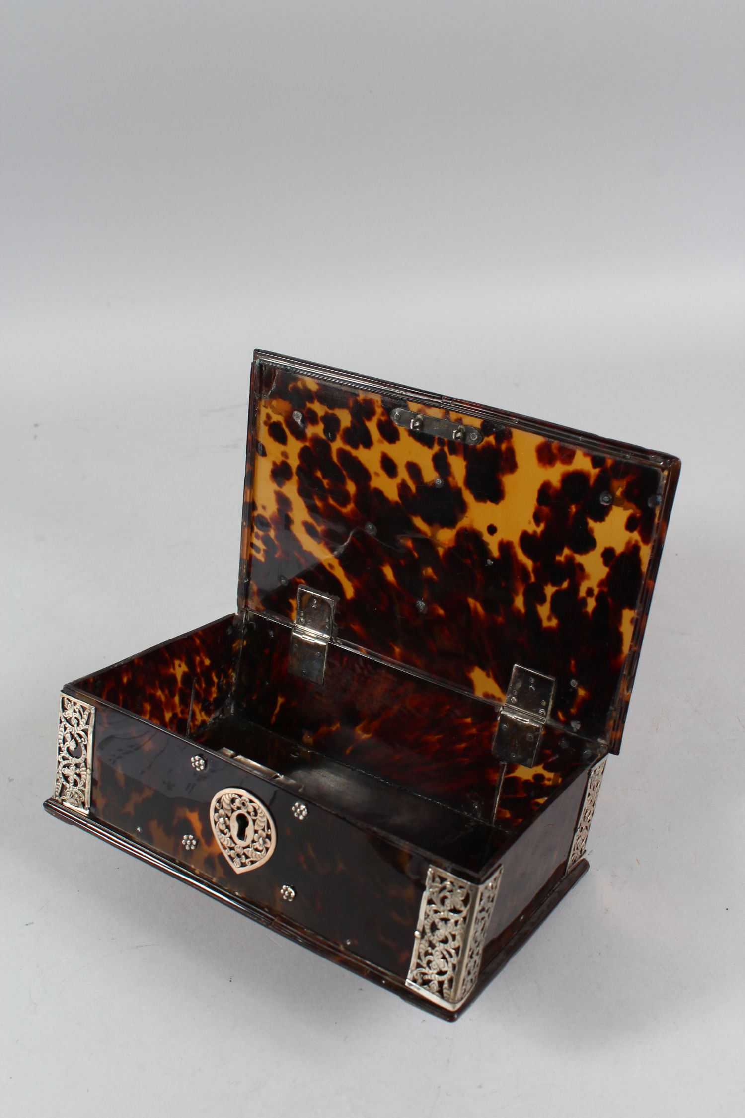 AN 18TH CENTURY DUTCH COLONIAL SRI LANKAN OR BATAVIAN SILVER MOUNTED TORTOISESHELL BOX with silver - Image 6 of 6