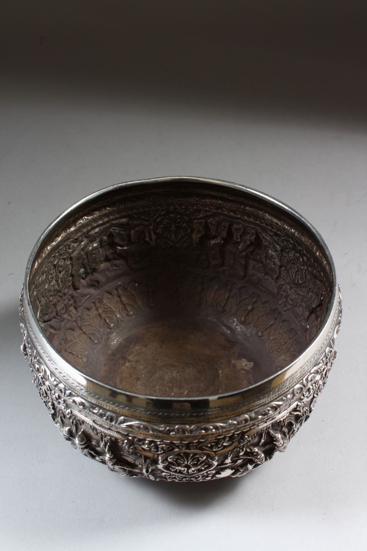 A 19TH CENTURY BURMESE SILVER CIRCULAR BOWL, 14.5cm diameter, the sides repousse with six panels - Image 8 of 9