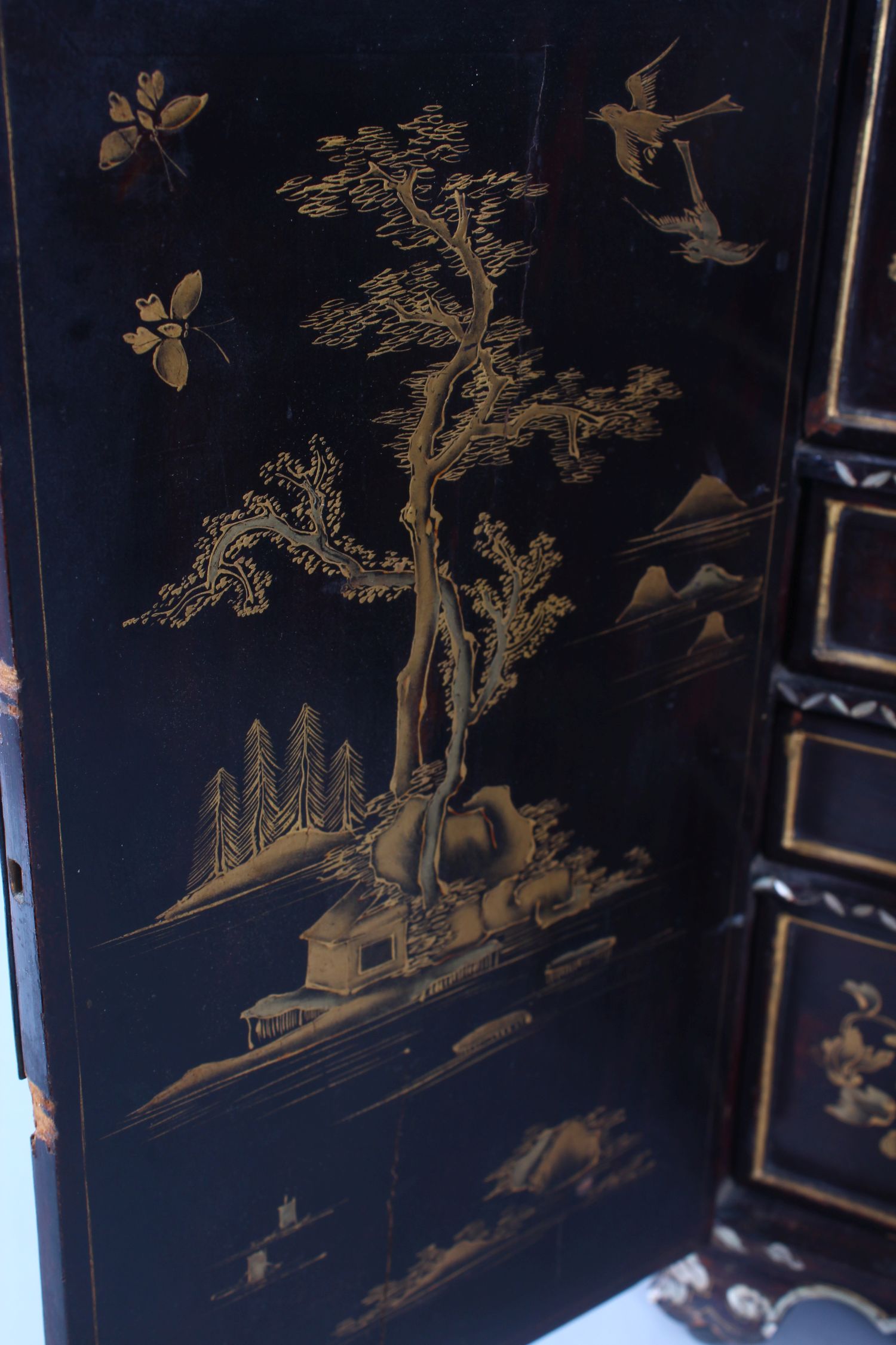 19TH CENTURY CHINESE LACQUER AND MOTHER OF PEARL TABLE CABINET, the double panelled doors open to - Image 5 of 8