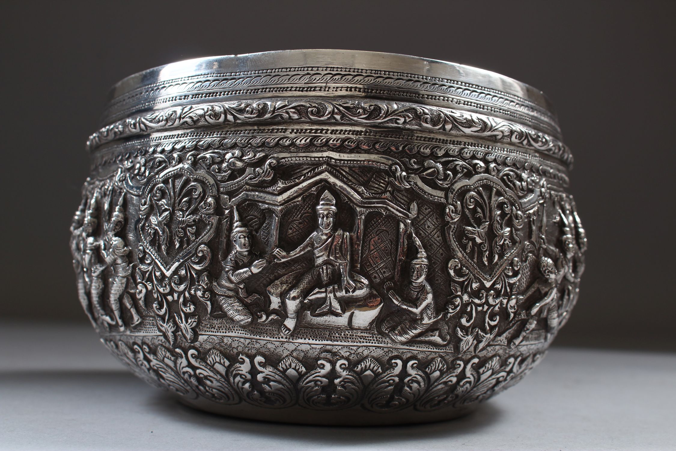 A 19TH CENTURY BURMESE SILVER CIRCULAR BOWL, 14.5cm diameter, the sides repousse with six panels - Image 3 of 9