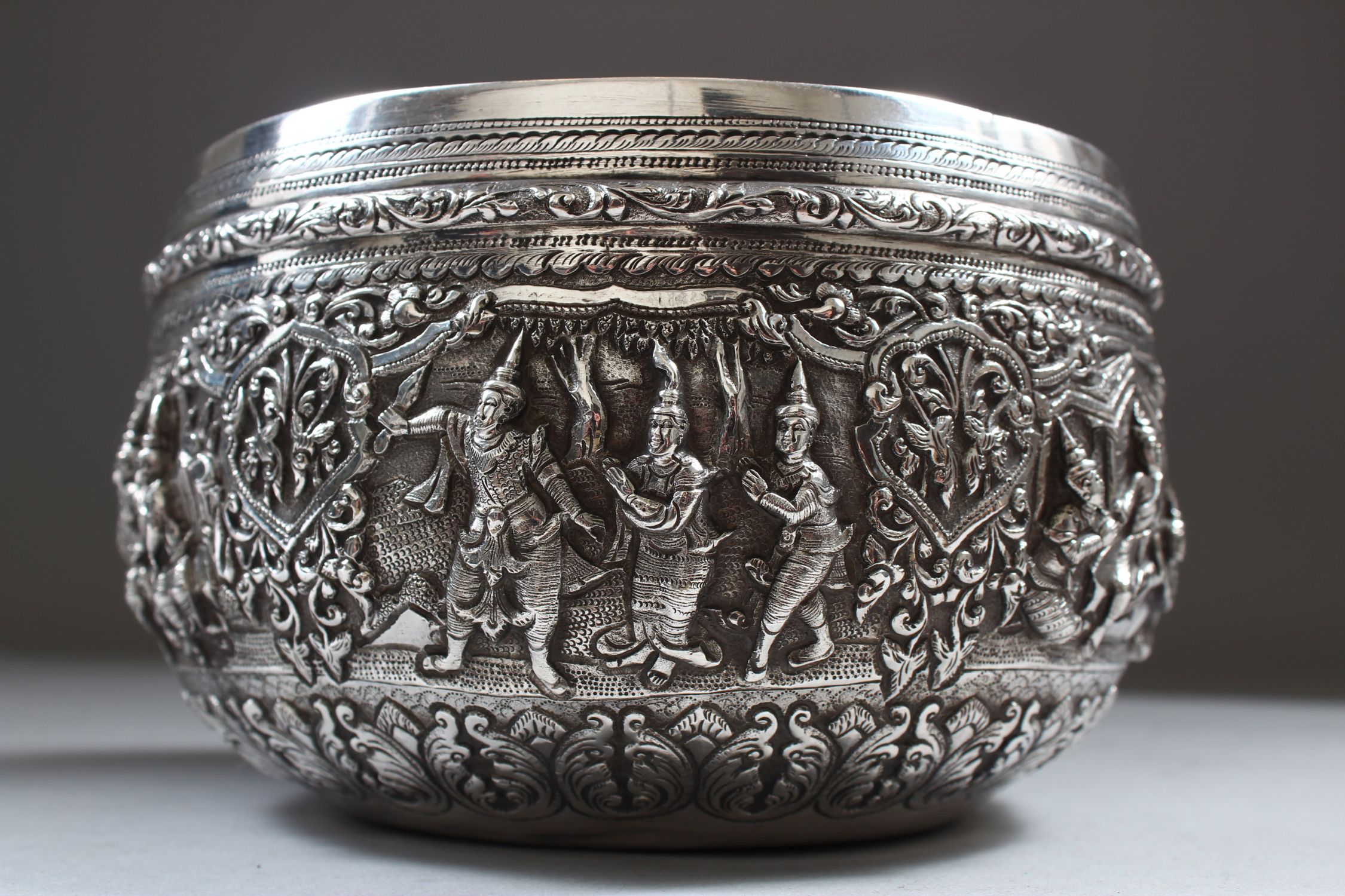 A 19TH CENTURY BURMESE SILVER CIRCULAR BOWL, 14.5cm diameter, the sides repousse with six panels - Image 4 of 9