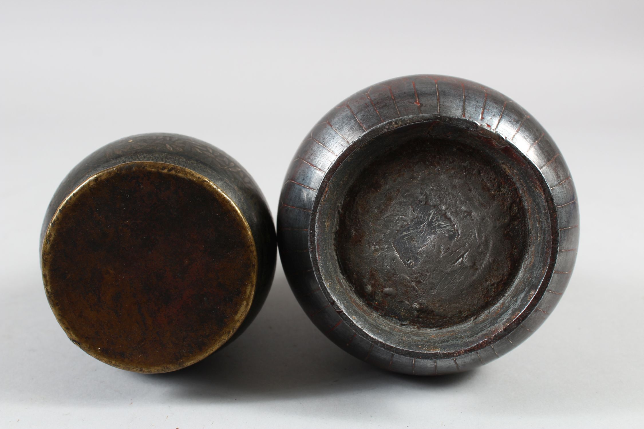 TWO EARLY 19TH CENTURY INDIAN BIDRI SILVER INLAID HUQQA BOTTLES, 20cm high. - Image 9 of 9