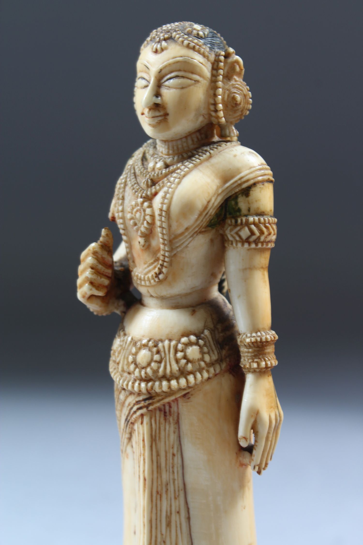 A 17TH-18TH CENTURY INDIAN POLYCHROME CARVED IVORY FIGURE of a young lady standing on an octagonal - Image 3 of 6