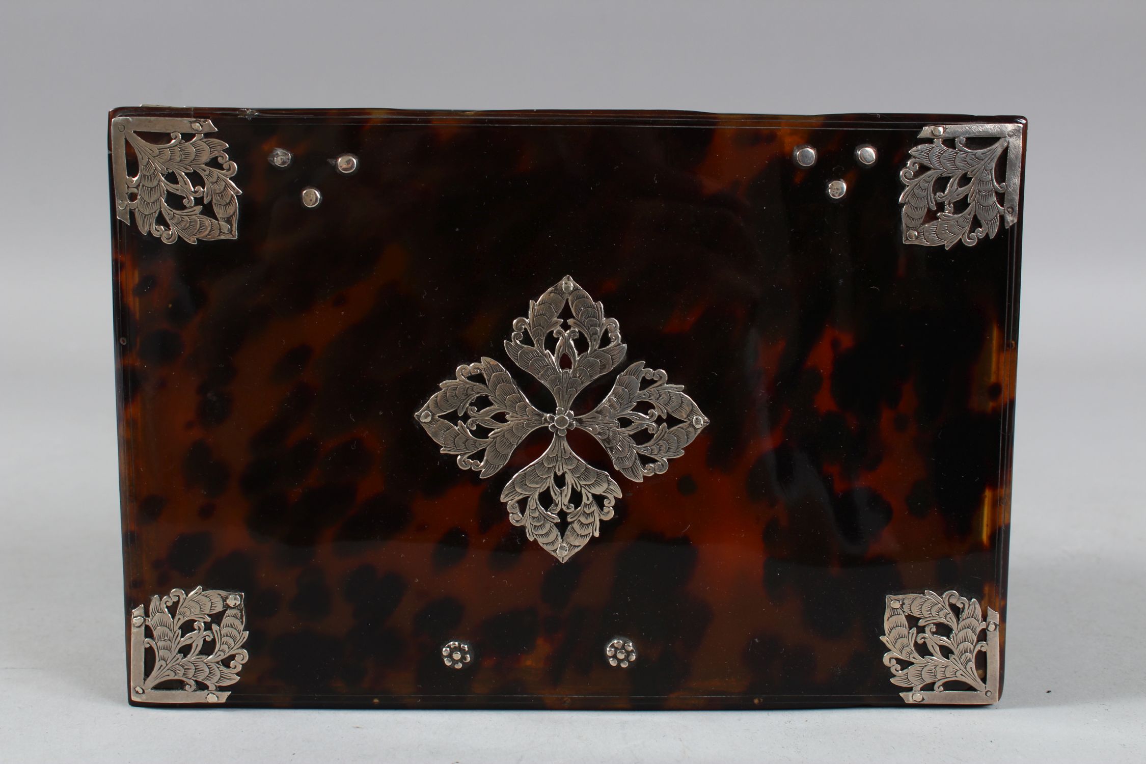 AN 18TH CENTURY DUTCH COLONIAL SRI LANKAN OR BATAVIAN SILVER MOUNTED TORTOISESHELL BOX with silver - Image 4 of 6