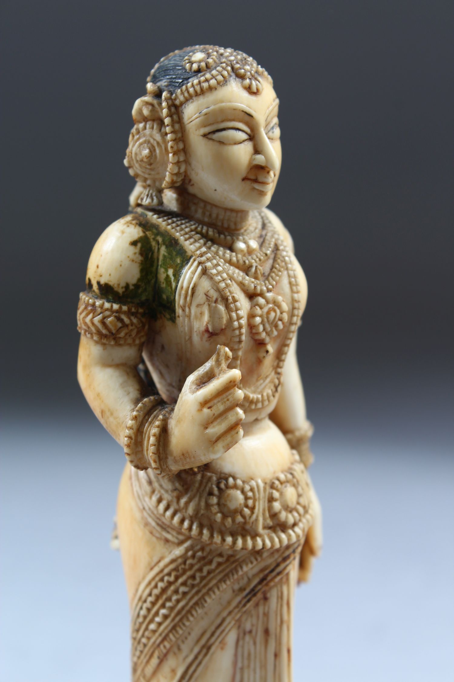 A 17TH-18TH CENTURY INDIAN POLYCHROME CARVED IVORY FIGURE of a young lady standing on an octagonal - Image 4 of 6