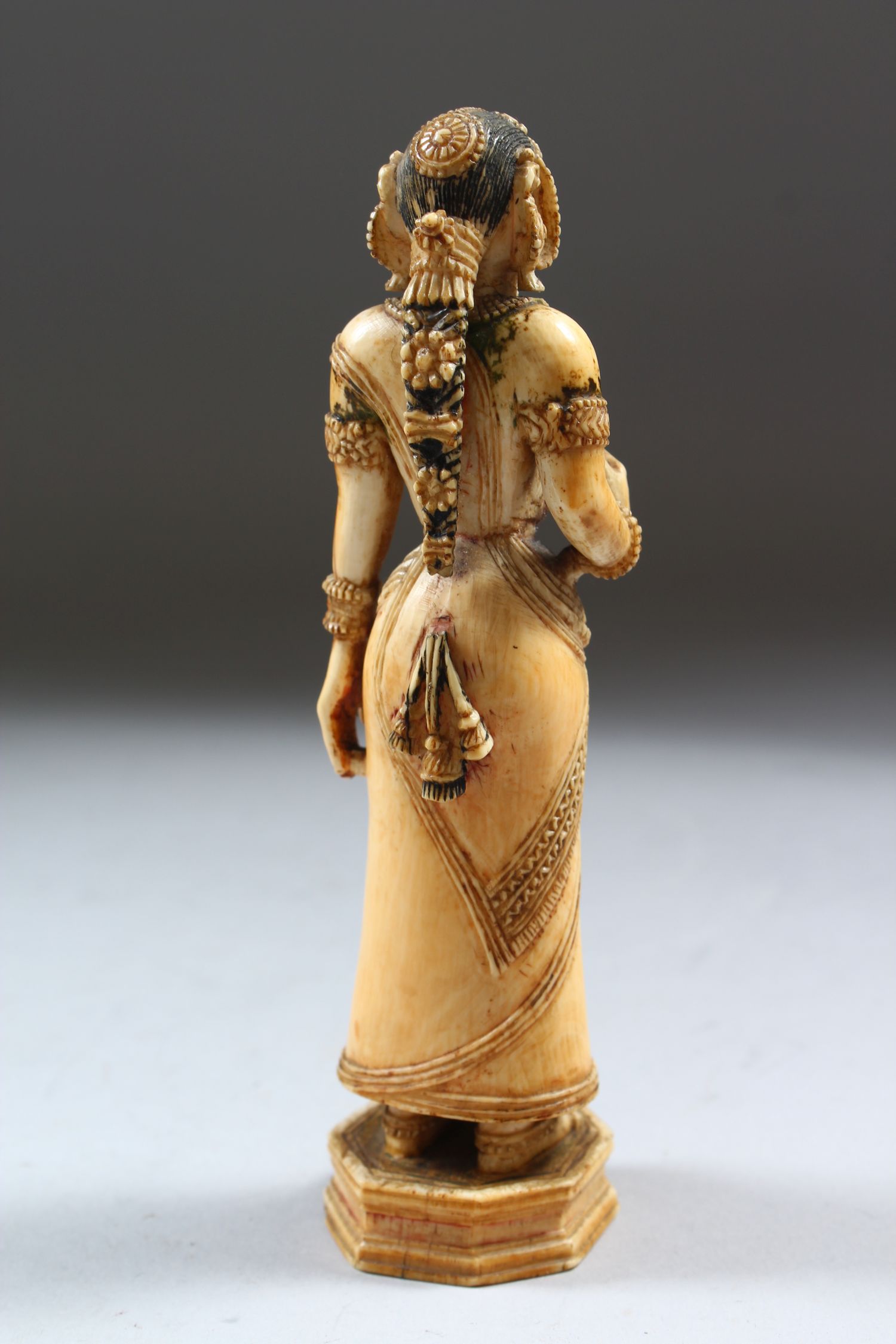 A 17TH-18TH CENTURY INDIAN POLYCHROME CARVED IVORY FIGURE of a young lady standing on an octagonal - Image 5 of 6