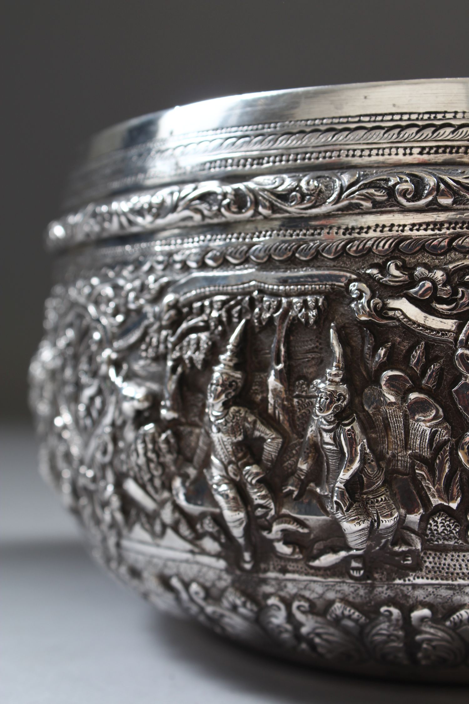 A 19TH CENTURY BURMESE SILVER CIRCULAR BOWL, 14.5cm diameter, the sides repousse with six panels - Image 5 of 9