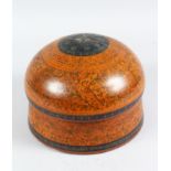 A 19TH CENTURY NORTH INDIAN MUGHAL CIRCULAR TURNED WOOD TURBAN BOX AND COVER, 22cm diameter.