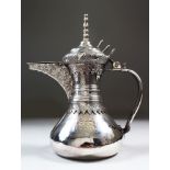 A 20TH CENTURY SILVER ARAB OMAN DALLAH COFFEE POT, 18cm high.