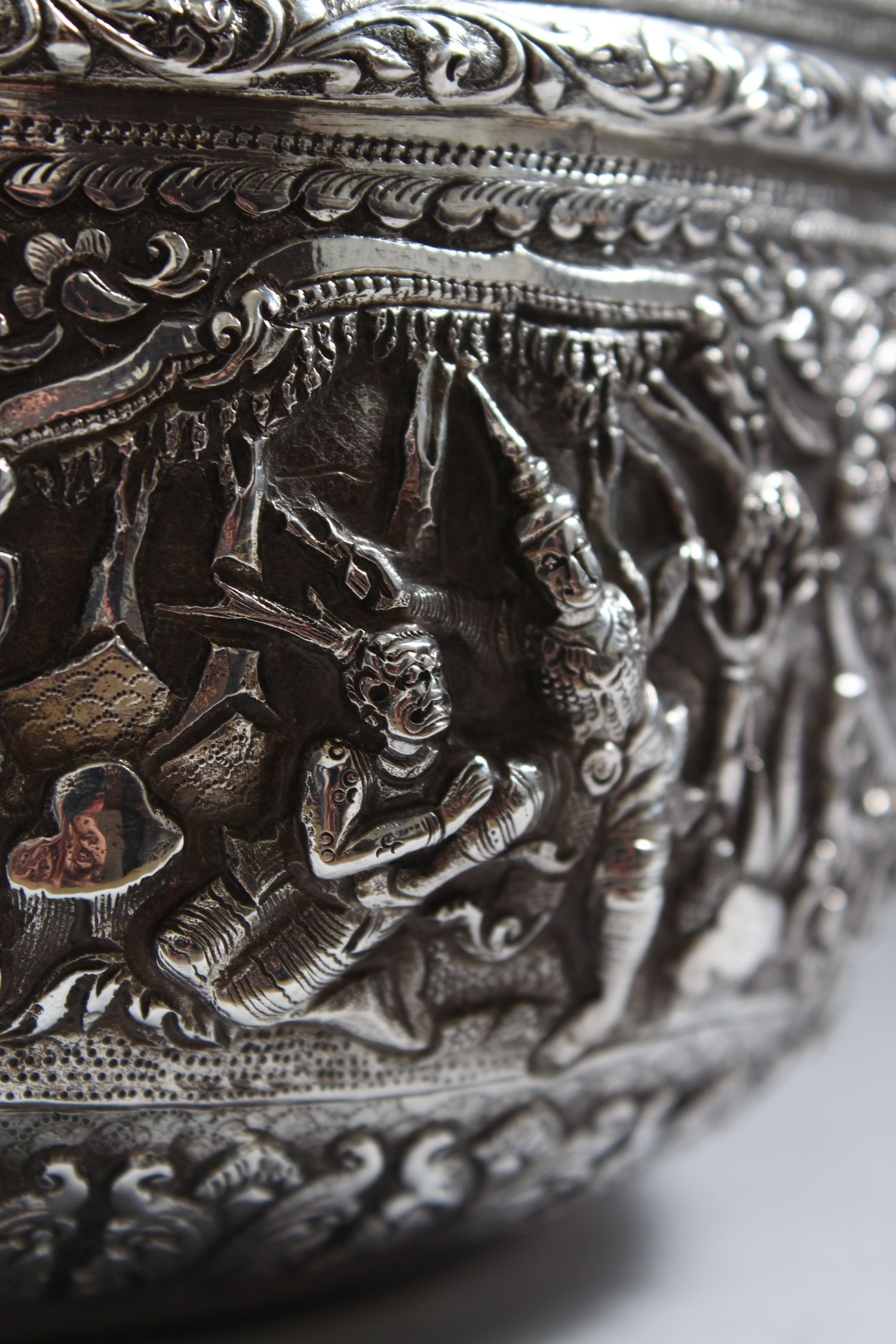 A 19TH CENTURY BURMESE SILVER CIRCULAR BOWL, 14.5cm diameter, the sides repousse with six panels - Image 6 of 9