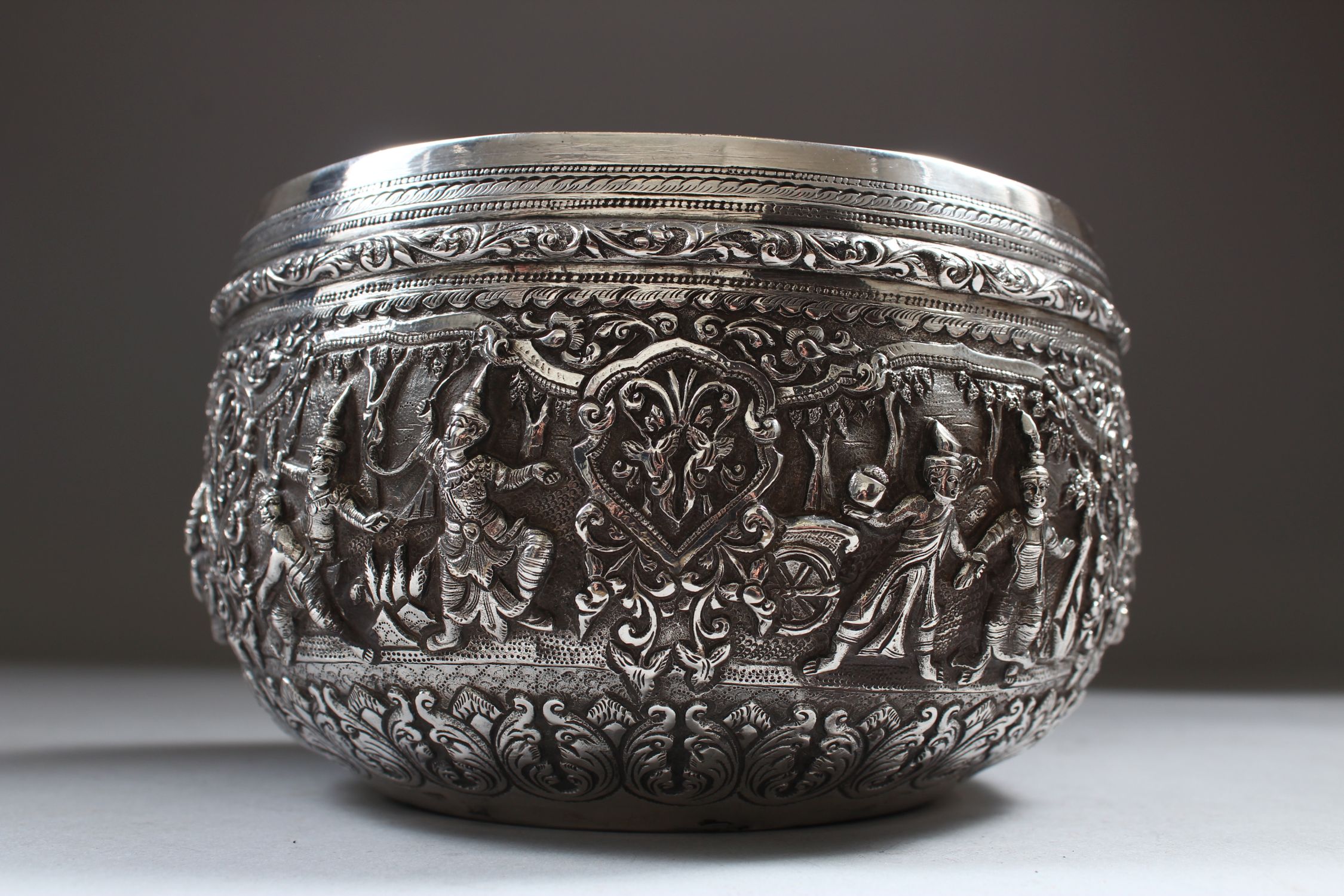 A 19TH CENTURY BURMESE SILVER CIRCULAR BOWL, 14.5cm diameter, the sides repousse with six panels - Image 2 of 9