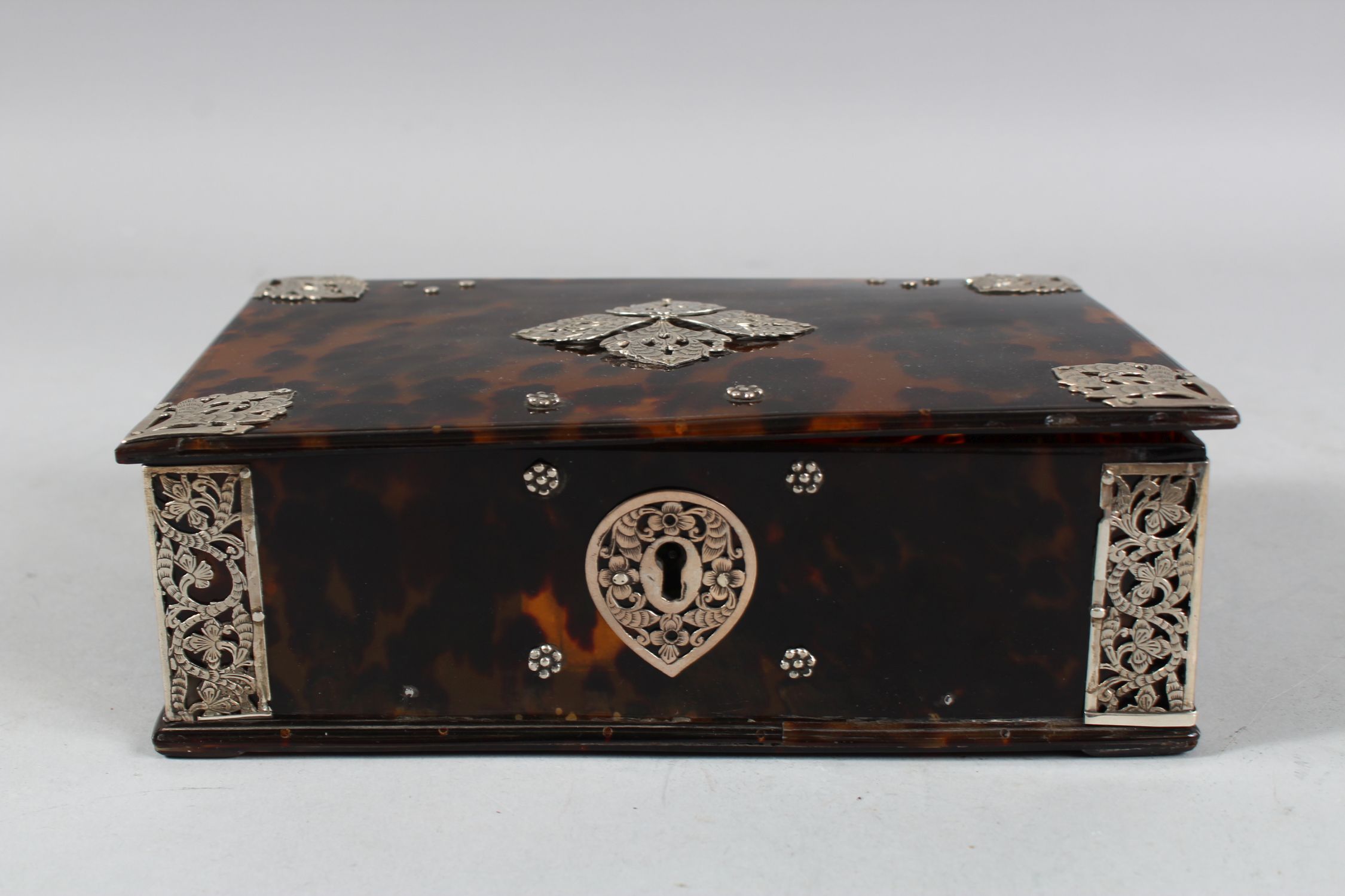 AN 18TH CENTURY DUTCH COLONIAL SRI LANKAN OR BATAVIAN SILVER MOUNTED TORTOISESHELL BOX with silver - Image 2 of 6